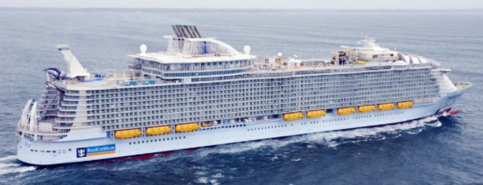 Un barco en el mar  Descripción generada automáticamente